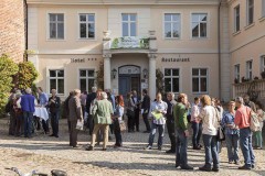 Empfang der Gäste zu "25 Jahre Grünes Band" im Burghof Lenzen
